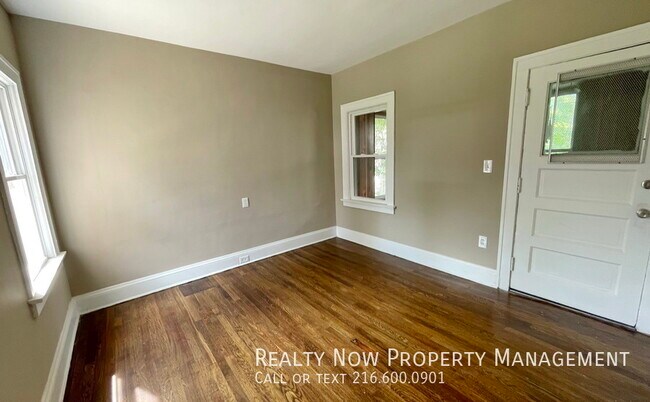 Foto del edificio - Cleveland Heights 3 bedroom 1st Floor