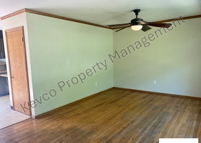 Building Photo - 1400 Hillcrest Dr