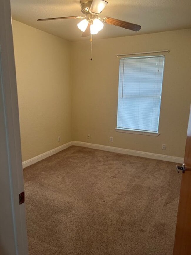 Building Photo - 2 Bedroom 1 Bathroom Old Town Home