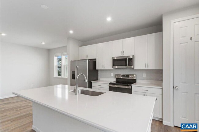 Foto del edificio - 407 Meadows Dr