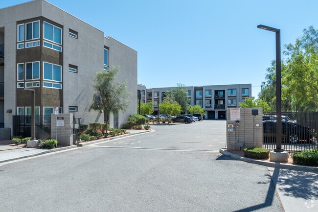 Entrada - Courson Arts Colony - East