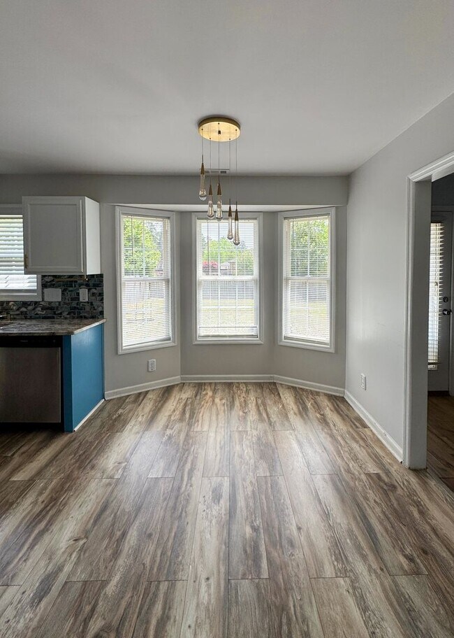 Foto del edificio - Charming 3 Bed 2 Bath Home with Bonus Room