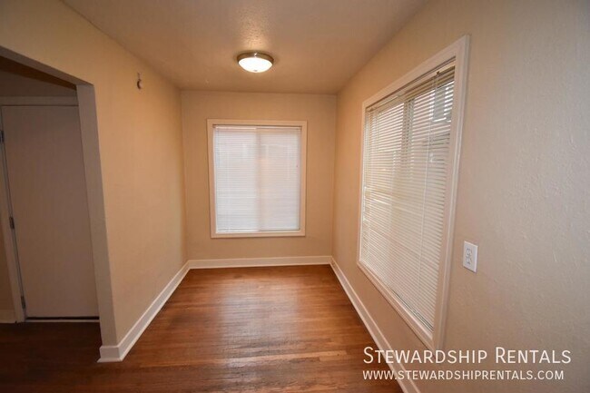 Building Photo - Adorable cottage with loft room