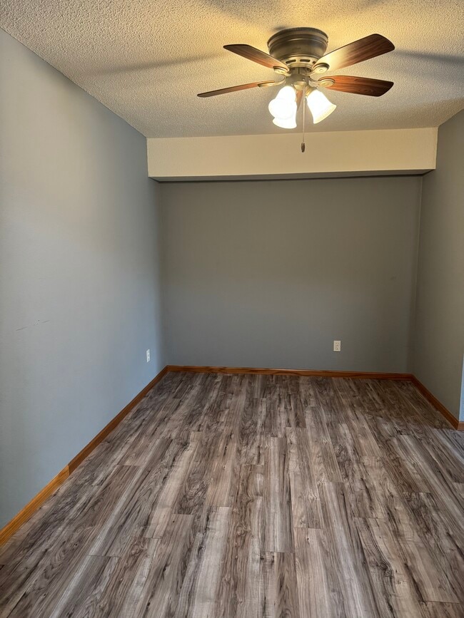 Building Photo - 3420 Golfview Dr