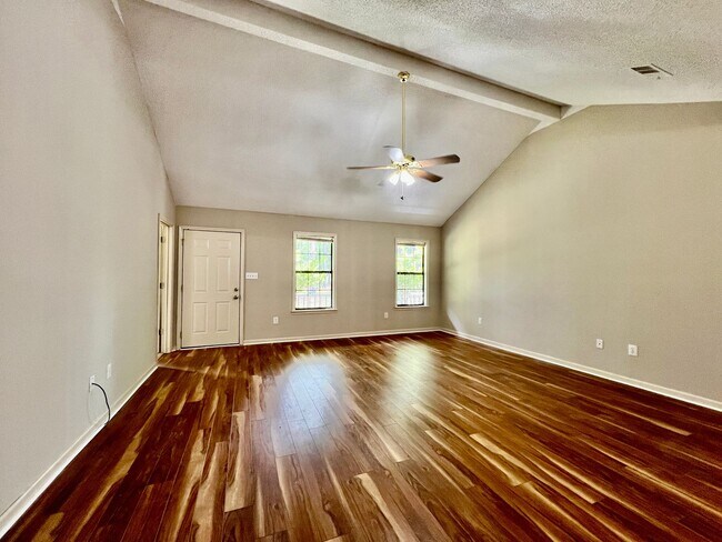 Building Photo - 3 bedroom 2.5 bath home
