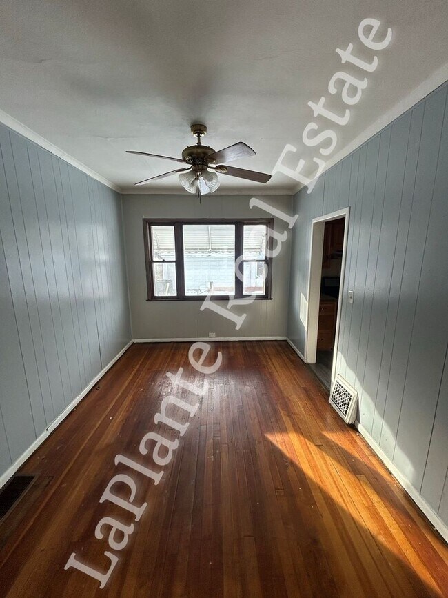 Building Photo - Comfy 3-Bedroom Home with Classic Charm in Toledo’s Old South End