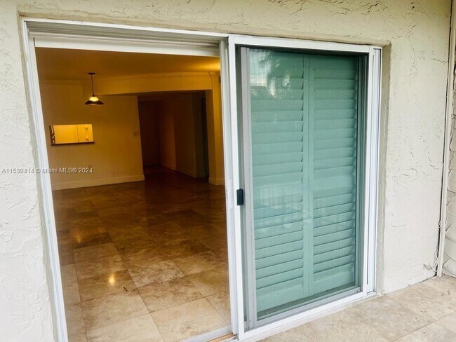 Building Photo - 6890 N Kendall Dr