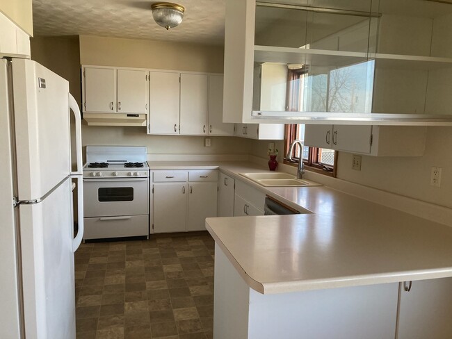 Bright, airy kitchen - 808 Woodside Dr