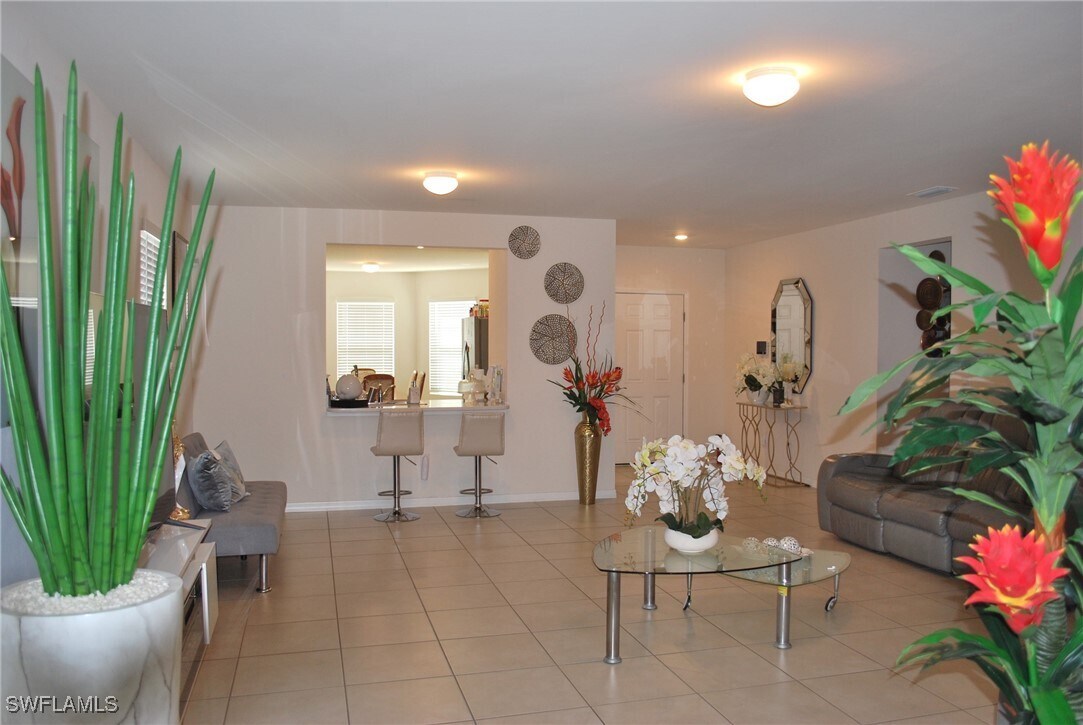 Foto principal - 1217 Santa Barbara Blvd N