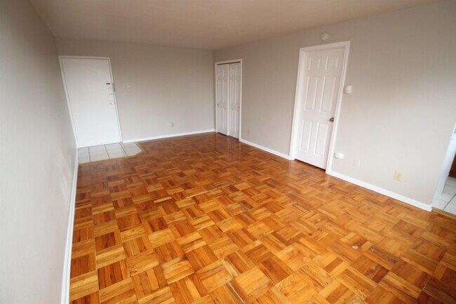 Building Photo - 460 McKnight Cir