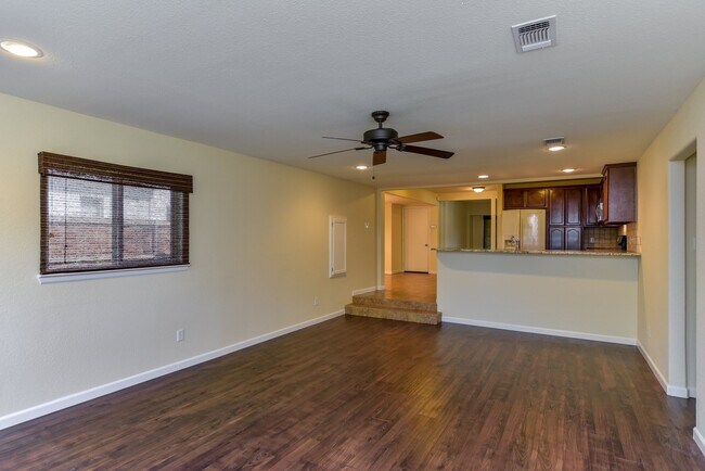 Building Photo - CRESTWOOD GEM  3 bedroom /2 bathroom