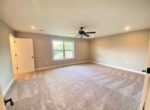 Building Photo - 1002 Villa Cir