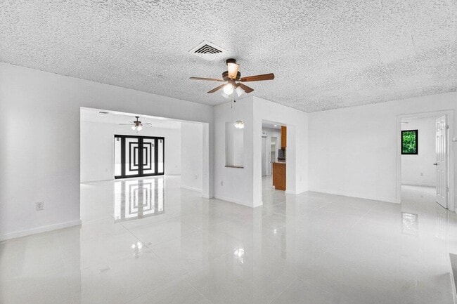 Building Photo - 899 NW 7th Dr