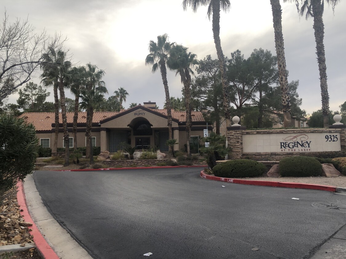 Foto principal - 9325 W Desert Inn Rd