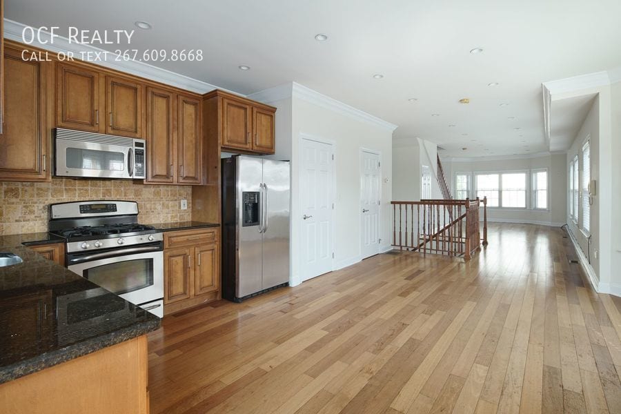 Primary Photo - Fairmount 3 Bed Apartment