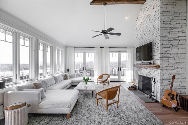 Foto del edificio - 121 Quaker Hill Rd