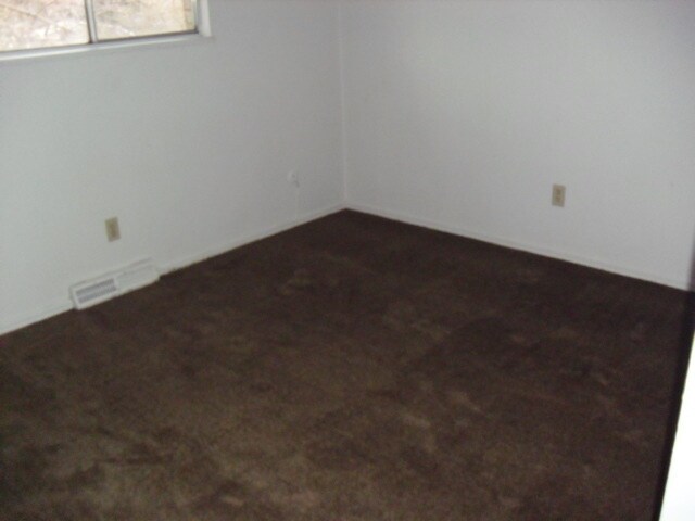 Building Photo - 3 Bedrooms, 2 Bathrooms, with 2 Bonus Room...