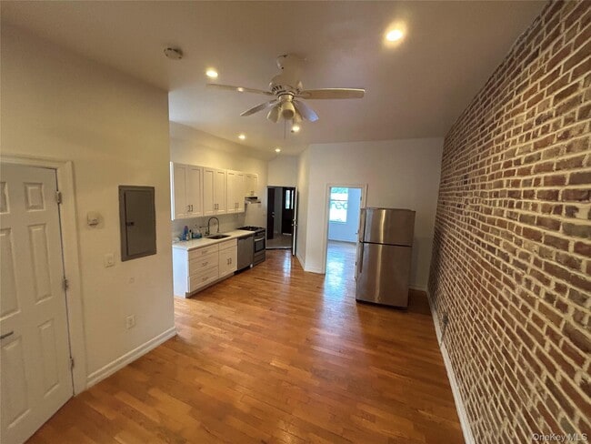 Foto del edificio - 151 Kingsland Ave