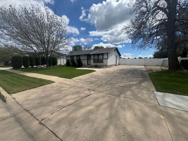 Foto del edificio - 3 bdrm 1 bath Home. Move in Ready!