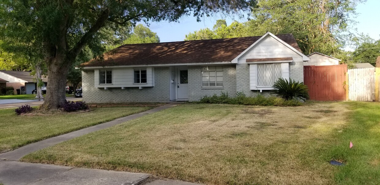 Front - 5703 Alvarado Dr