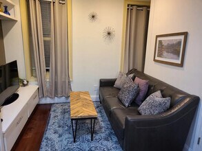 Building Photo - 10o Blossom St