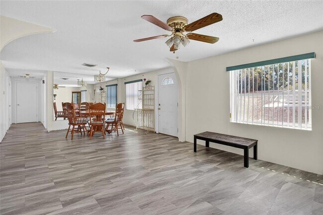 Foto del edificio - 5865 92nd Ave N