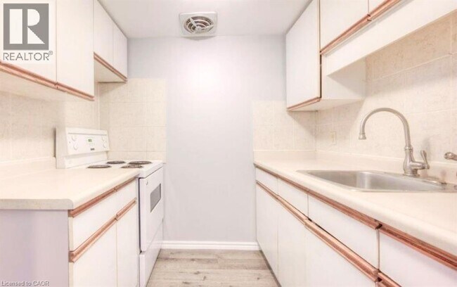 Photo du bâtiment - 1200 Courtland Ave E