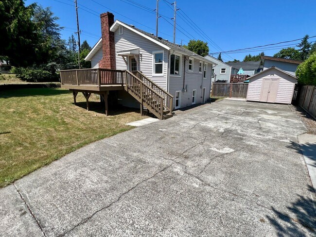 Foto del edificio - Charming 2 Bedroom Home with Expansive Yar...