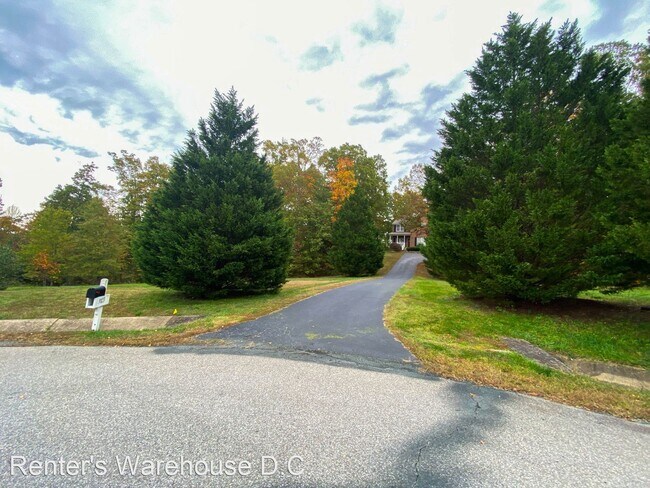 Building Photo - 4 br, 3.5 bath House - 9823 Gunston Hall Rd