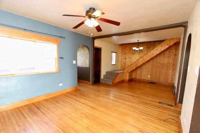 Building Photo - 604 9th Ave NE
