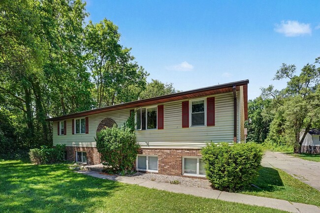 Building Photo - SUMMER MOVE IN SPECIAL- $300 off your move-in before July ***Ask about our Security Deposit Alter...