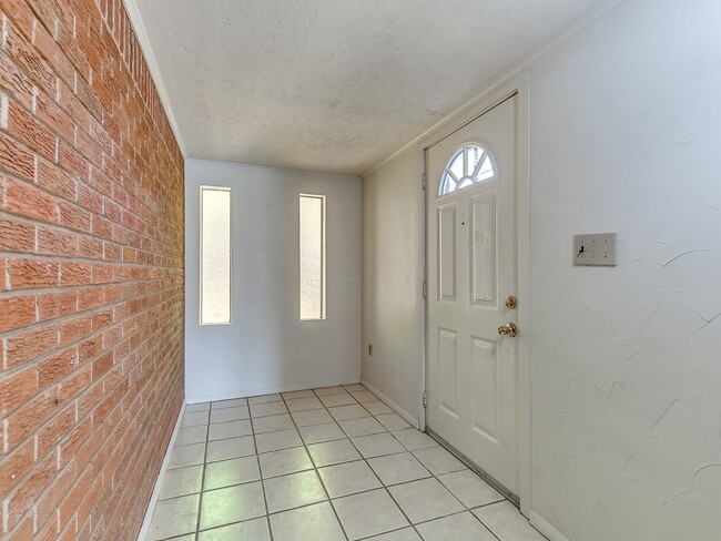 Building Photo - 316 W Bass Ave