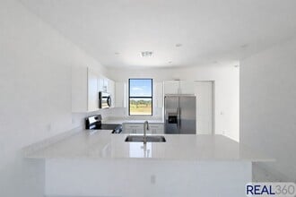 Building Photo - 966 Countess Ave