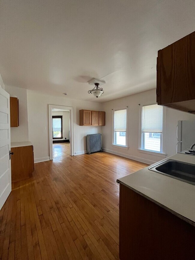 Foto del edificio - Charming 2-Bedroom Gem in the Heart of Mil...