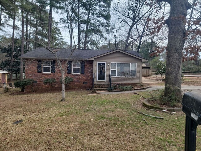 Foto del edificio - Right outside of Harbison 3 Bedroom 1 Bath...