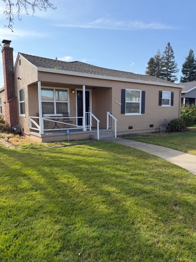 Foto del edificio - Charming 3-Bedroom Home on a Corner Lot