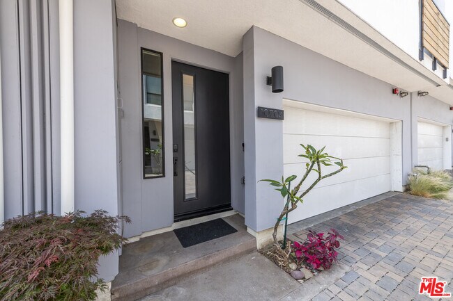 Building Photo - 10704 Octave Ln