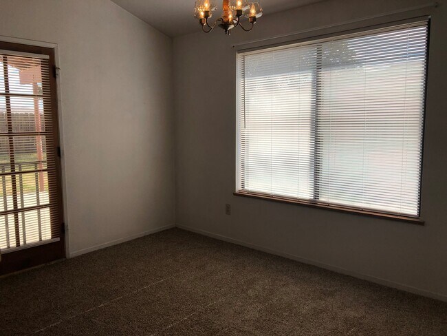 Foto del edificio - AVAILABLE JANUARY 19!