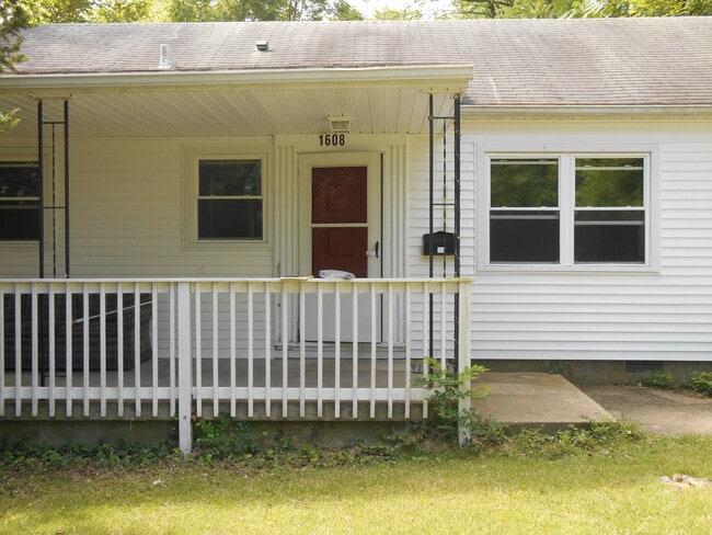 Building Photo - 1608 E University St
