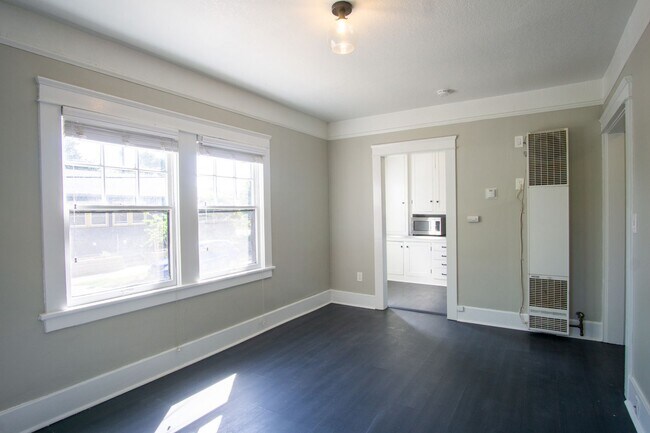 Building Photo - SUMMER SPECIAL: Studio w/Vintage Touches, ...