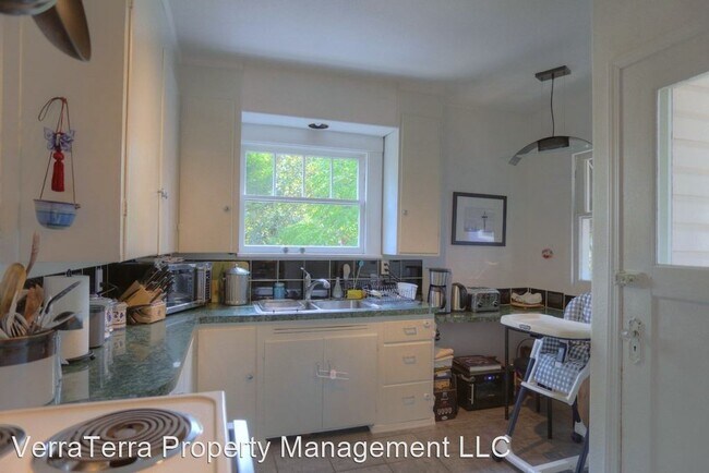 Foto del edificio - 2 br, 1 bath House - 5912 8th Ave NE
