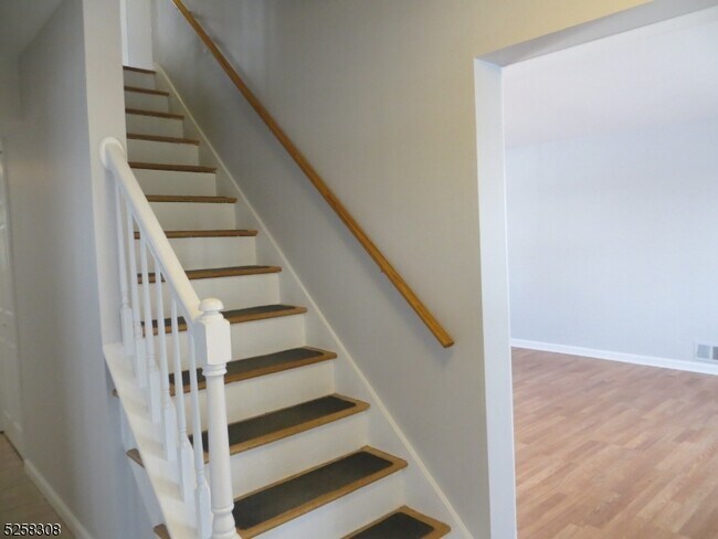 Building Photo - 18 Edgewood Pl