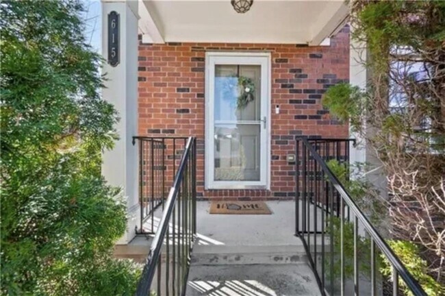 Foto del edificio - 615 Market Pl Ln