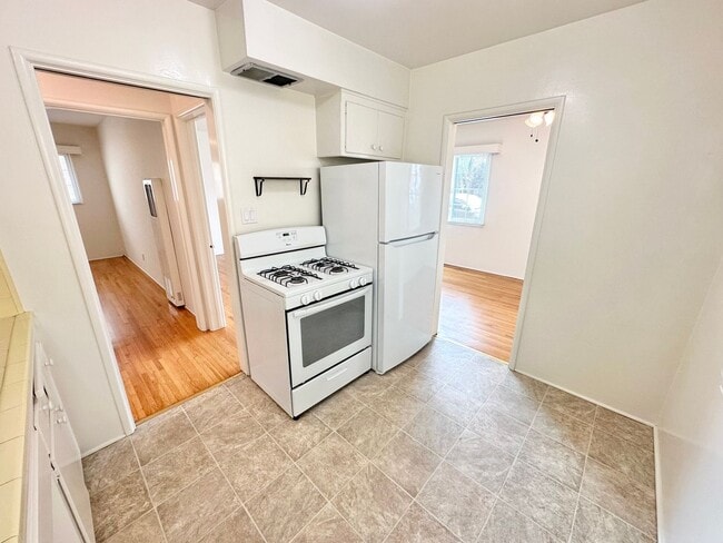Building Photo - Sun-Filled Belmont Shore Apartment
