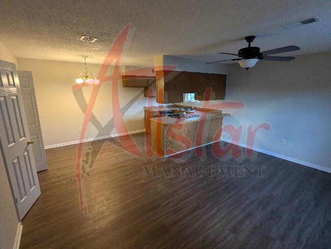 Foto del edificio - 8061 Martha Ann Ln