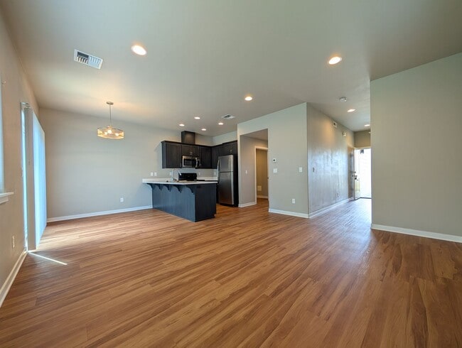 Foto del edificio - Great 3 bedroom/ 2.5 bathroom duplex- Near...