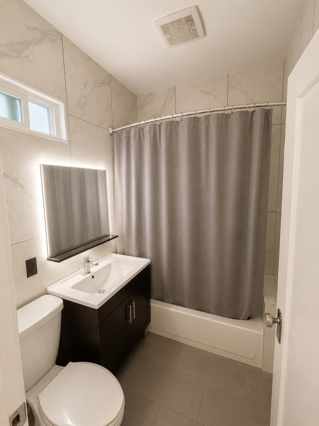Bathroom - 635 Irving St (San Francisco, CA) Apartments