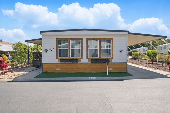Foto del edificio - Highly Desirable Double Wide 55+ Home in R...