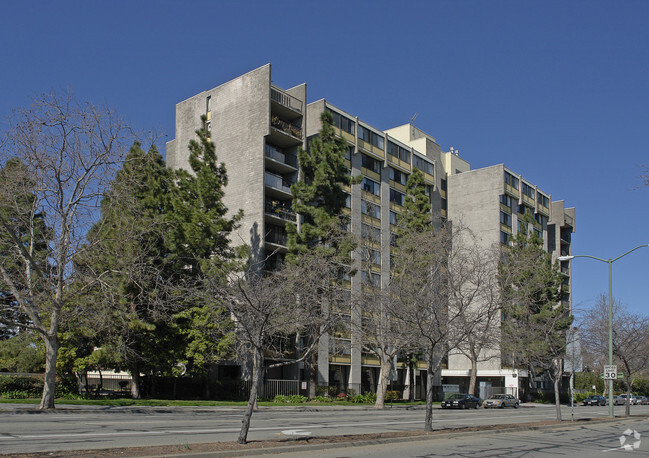 Building Photo - Oak Center Towers