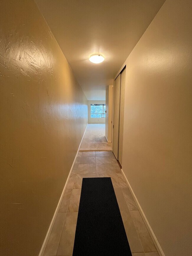 Building Photo - Bayview Condo with Updated Features  - Boulevard